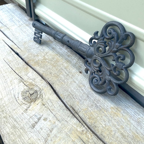 Rustic Cast Iron Key Decor - Picture 3 of 3